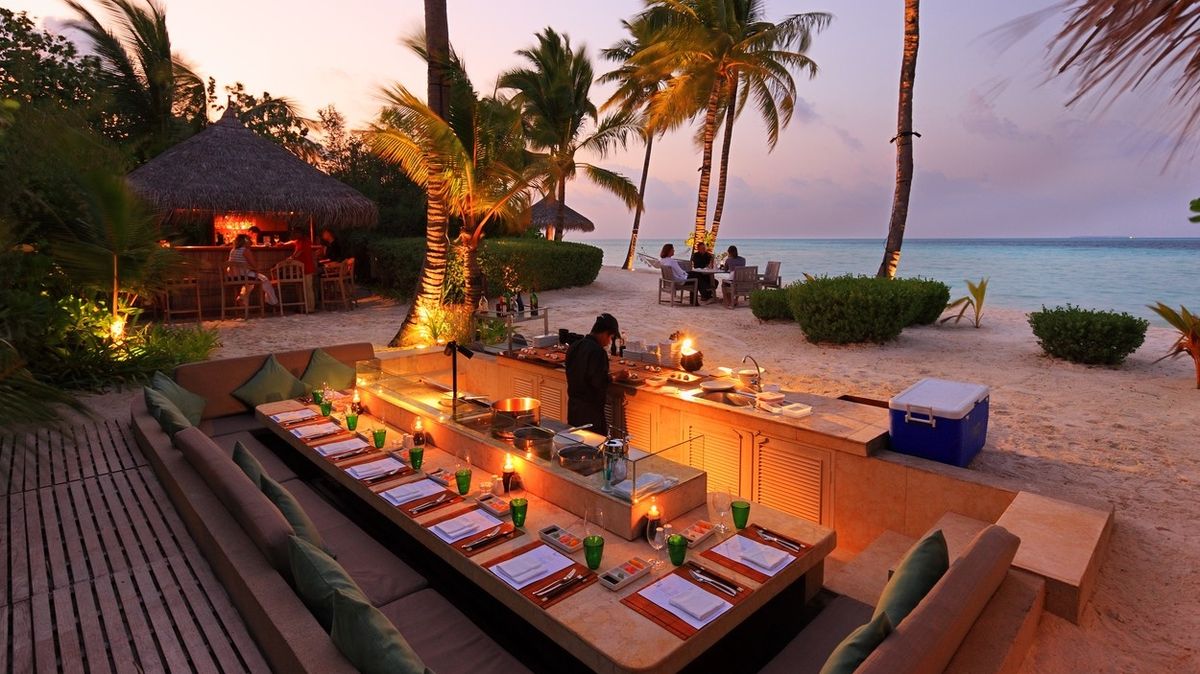 V maledivském resortu si pro večeři musíte sjet na laně